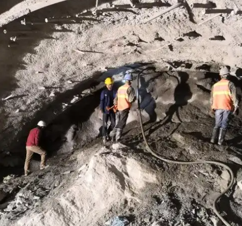 白云隧道拱顶带模注浆料，微膨胀注浆料的特点及施工工艺